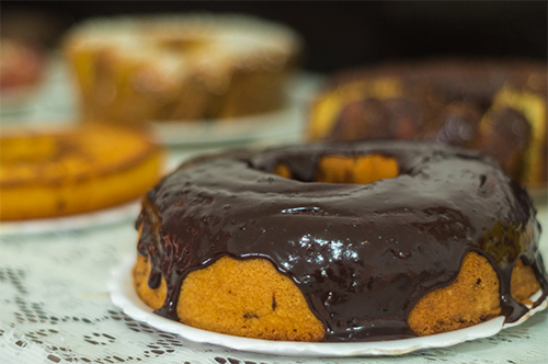 Mesa de café da manhã variado da Pousada O Ninho