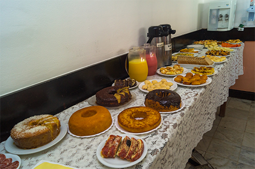 Café da manhã da Pousada O Ninho com frutas tropicais e sucos